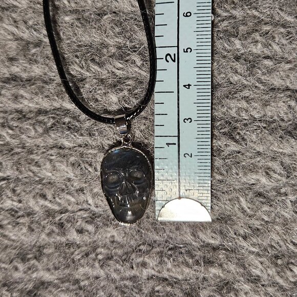 NWOT labradorite gemstone/crystal skull, silver plate, black cord, new - Picture 3 of 4